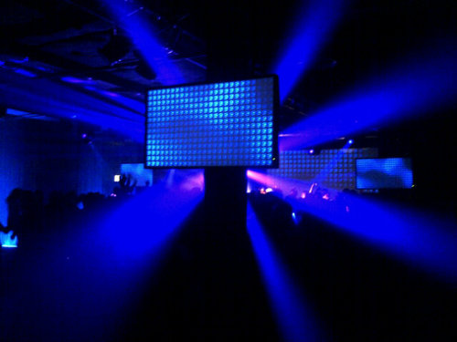 Levering dj's en drive in show als mede levering van licht en geluid zowel A-merk L-acoustic als B merken EV en HK. licht techniek en A/V