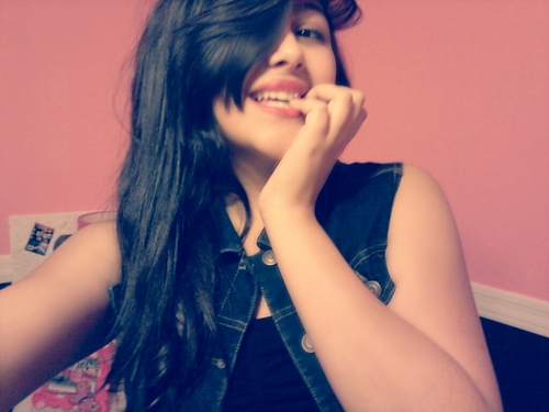 Hello there my name is julie c; im open to new people Ramon is my boo c; follow me @_Julieemarie ^o^
