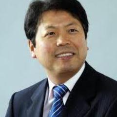 元衆議院議員（当選５回）「自民党王国」と呼ばれる山口県（第２区）で、2000年に佐藤信二氏を破って初当選、2012年に岸信夫氏に敗れる。民主党政権時代には内閣府副大臣、総務副大臣、法務大臣を経験。非核議連で北東アジアの非核地帯条約案を起草、法務委員会筆頭理事として共謀罪成立を阻止。弁護士。