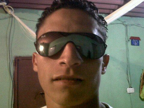 Mi pin 267B7F63 100% romántico,cariñoso,amoroso,detallista y caliente