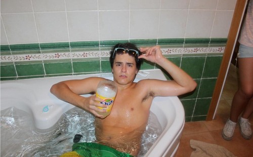 CMR_odrigo's profile picture. Alternando mi personalidad entre el mortal que estudia medicina y el semidiós que es hijo de Poseidón y controla los mares...no es fácil