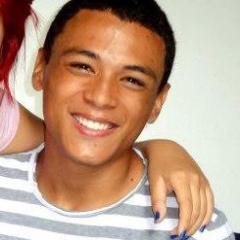 não vem que não tem ,preto combina com tudo :D