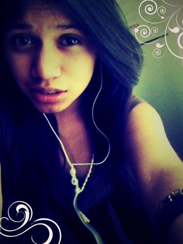 hello stanger my name is Lola im just a weirds girl trying to live in this crazy world fill with bullshit