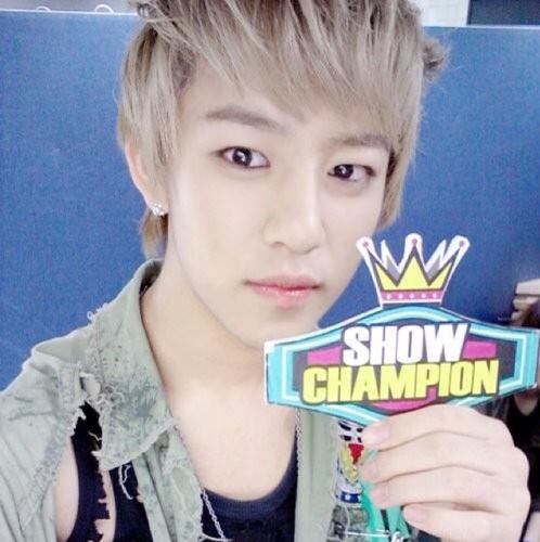 แดแด้~ เมนว๊อยเสียงหวานจากกระต่ายเถื่อน(?) ผมน่ารัก น่าฟัด น่ากินนะ #ห่ะ ฟอลมาฟัดผมเถอะ -.,- Myสามี~ @Twin_Taecbot 3