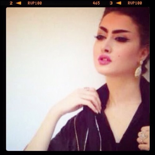 مـــــا اجمل ان يحتضنك شخص تعشقــــہ وانت في آسوء حالاتك ♥