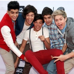 13 and have a passion for Grandes,whether it be a starbucks or the red haired Cat. Oh and the five british boys too.