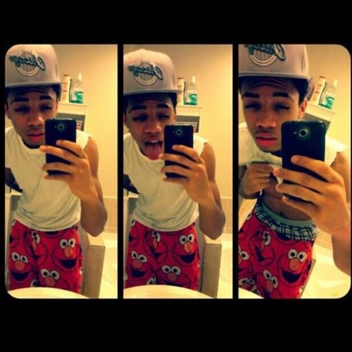 Pinapplesss's profile picture. U follow me I follow U simple.