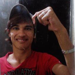~=αquele que todos αchαm os piores defeitos, mαs que continuα vivendo porque são os defeitos que lhe torna único Deeeus Meeeu Pooorto Seeguro :-)