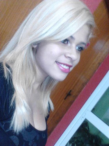 Não sou a garota mais certinha &'nem a totalmente descontrolada. Não busco ser perfeita ,mas sim ser eu mesma ,não finjo ser quem não sou pra agradar os outros!