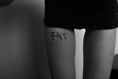 'Estoy aquí, como una sombra te perseguiré' Las cicatrices dibujan monstruos en mi piel. fantasmas.