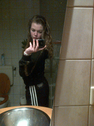 ' blond meisje van 14jaar,  m'n oude twitter is @ANGELAAAAAx & m'n ping; 29fc1e5d' nf = nfb x