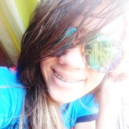 16 anos , preguiçosa , chata , feia , magrela ;*
