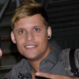 você me dá motivos para sorrir e acidentalmente me faz chorrar, e perante isso tudo eu consigo ti amar @marinho_dc . since: 30.12.12 Donas : Bê , Thata e Dal :3