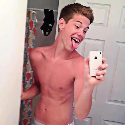 BraydenSkyBlue's profile picture. Hey, what's up? They call me Brayden Blue. I'm 17. Average swimmer/surfer/ski resort worker. I'm gay but I don't date. #Single [FL/RP]