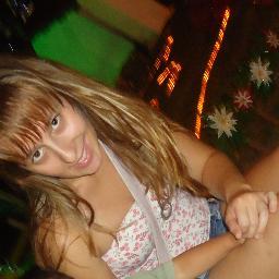 Sou meio complicada de entender, as vezes nem eu mesma me entendo... Fico com raiva do nada, assim mesmo, sem motivo... Mas também fico feliz do nada