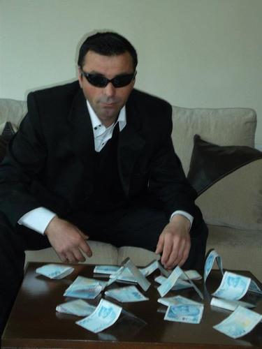 VahsiErkek2's profile picture. Selam kızlar.
Bende ne para biter ne insanlık.
Aylık 3 milyarın altında kazanıyorsan takip etme pis fakir.