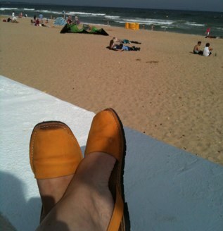 ugscam's profile picture. I am therefore I think .  I can’t get back to my other identity through some flaw in Twitter but I am also