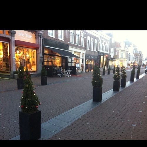 De leukste straat nabij de Koemarkt. Waar winkelen een beleving is, de koffie vers is en ondernemers samen zorgen voor een warm onthaal!