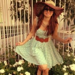 Caipira: Bailey | Babá: Jessie | Aniversariante: Abby | DJ: Tara | Vida: Deborah Ann Ryan | @TheDebbyRyan followed (26/12/2012)