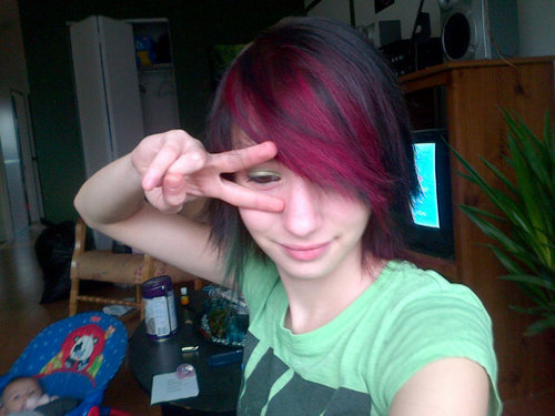 Devenue Maman a 18 ans :) ! Eleve sa fille tout seul. J'ai 19.  / i'm a mother.  I have 19teen years old..