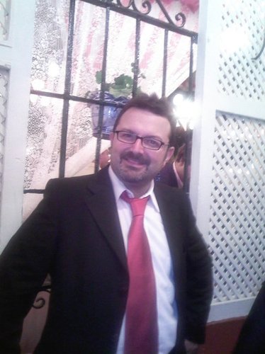Médico (U. De Concepción), Cirujano (U. De Chile), Baterista, Rockero, Ochentero, Padre, Amigo y Compañero, Amante de mi Mujer, de la Vida y de mis 5 Hijos.
