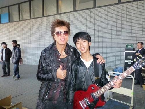 DoAsInfinity_09's profile picture. 中三でとにかくSwordと Do As Infinityが大好きです。  ♪　目の前に課せられた　問題は君じゃ無理だと 頭からそんな事　親切に誰が決めたの？　♪　