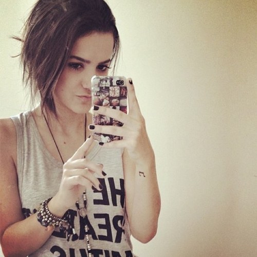 18 year old girl, loving her life at Rosewood. Can i trust you? {MC+|PLL|Engaged|}