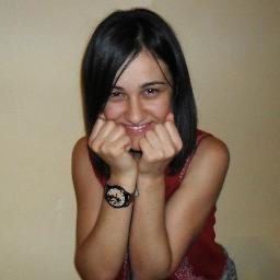 Sıfatlardan hoşlanmayan, sıfatsız bir şekilde, gergedanlaşmadan insan kalmaya çalışan biri...