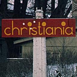 År 1: Fristaden beslutter på et Fællesmøde: Ingen pusheri i Christiania. Denne beslutning respekteres ikke. Derfor @denufristad @kristianiastan @FreeChristiania