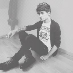 Im Robert Williams ♥ ! Follow me and i follow back, Ok??? ~ Love u , guys xx ♥