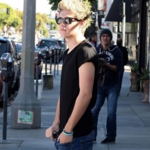 I love one direction and everyone in the one direction familey(exept directionators) I FOLLOW BACK!(: