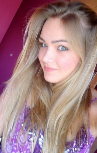 Oi, me seguem ai genti....... Sou Mirela Gouvea, 17 anos.