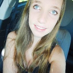Uma garotaa que nao é perfeita, nem um pouco, mas sempre verdadeiraa..   ciumeenta, alegre, feliz, amiga ! ;D