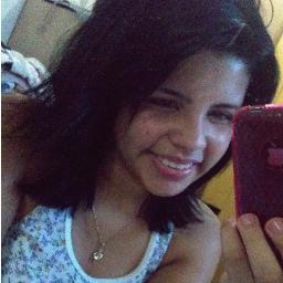 tenho 16 anos, sou santista , carinhosa, meiga , tímida ! mais também sei ser chata, irritante! tudo depende de você ;)