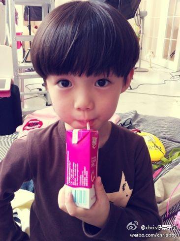 สวัสดีครับ ผมชื่อคริส ผมหน้าเหมือน 'ลู่หานเกอเกอ' ผมน่ารักบ้องแบ๊ว ฟอลมาหลงรักผมเถอะครับ