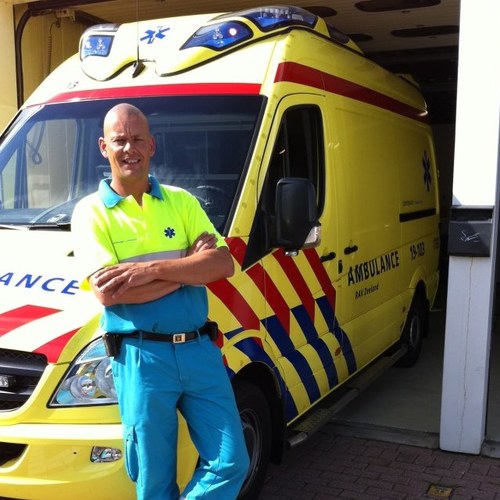Ambulancehulpverlener in hart en nieren. en in de vrijetijd ook nog brandweerman