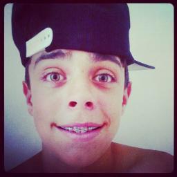 '  a vida é loka e nela eu to de passagem  '

   http://t.co/ea2YXmAK   ;)

               
                  sou da zabella linda, bj s2