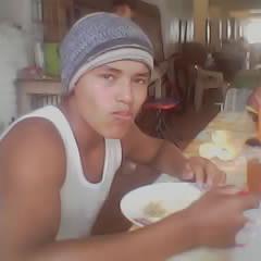 alto moreno acuerpado