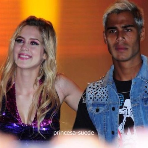 Loira e branquinha,Nego Loro,Momorida,Momorido,tigresa,macaquinho,nasceu na Zona Sul,e ele no Vidigal,Drama Queen e Mik Leao Dourado! Orgulho define!