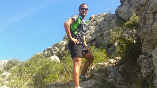 deportista popular diferentes distancias de running y cuslquier deporte ahoa emprzando el triathlon.