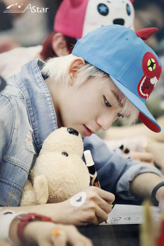 อันยองครับ~ GongChan Shik มักเน่แห่งB1A4 ผมเฟรนลี่นะไม่หยิ่งทักผมได้ตลอด ฟอลมาฟอลกลับครับ ผมเกรียนนะ555.หยาบได้ไม่ถือครับ-_-; อยากรู้จักฟอลเลย:'D