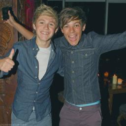 13 y 14. Somos dos #DIRECTIONERS que van en una dirección. Amamos esos 5 chicos de las escaleras ignotizadas por sus voces y enamoradas por sus locuras.