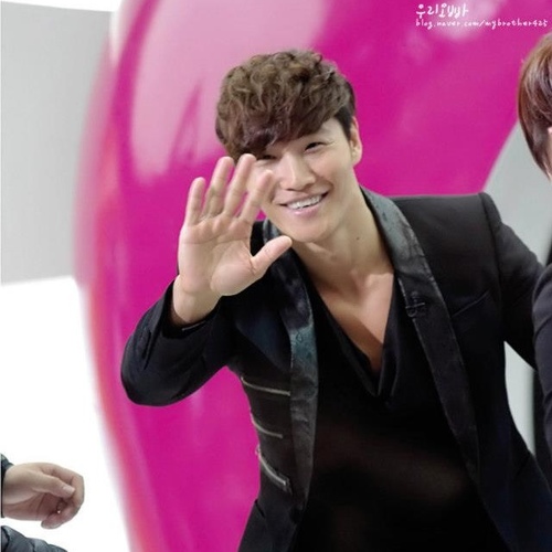 อันนยองครับ!! ผมคิมจงกุก นักร้องเสียงหวานกล้ามโตหน้าหล่อ ยินดีรับใช้นะครับบ~