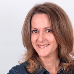 American bilingual (French) voice actress,director and producer.