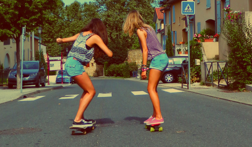 2 bestfriends enjoying the ride of highschool