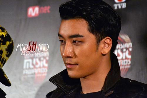เอิ่ม....ไม่มีอะไรจะพูดอ้ะ เป็นวีไอพี จบน้ะ ปิ้งปิ้ง