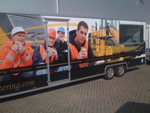 Marktleider in Spoor & Wegwerk catering. Landelijke dekking d.m.v eigen units en een all inclusive formule. Van lunchpakket tot buitendienststelling catering
