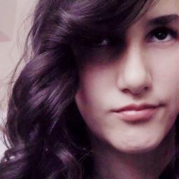 Hiç dokunmadığın birine aşık olabiliyorsan, 
-sen aşkı yaşamayı hakediyorsun arkadaşım.