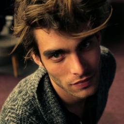 Modelo. Guapisimo, envidia everywhere. Fake.