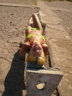 aprylholl's profile picture. 